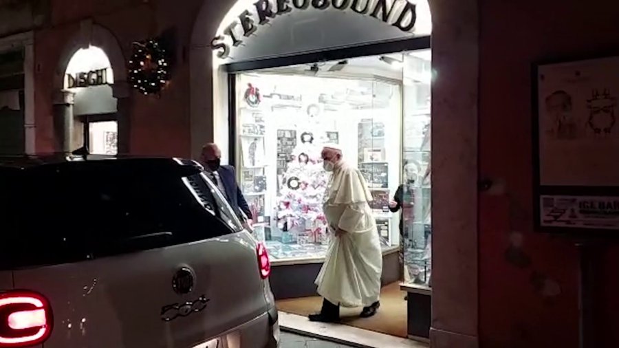 Папа Франциск посетил музыкальный магазин в центре Рима