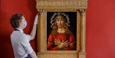 Под  известной картиной Боттичелли «Муж скорбей» нашли набросок изображения Мадонны с младенцем