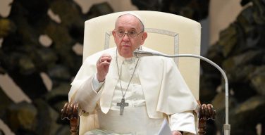 На общей аудиенции в среду Папа призвал к защите достоинства трудящихся