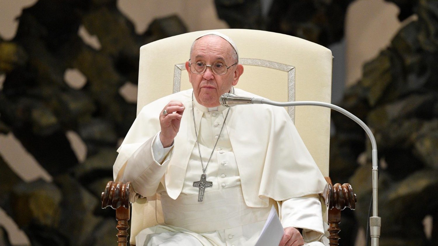 На общей аудиенции в среду Папа призвал к защите достоинства трудящихся
