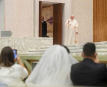 Папа Франциск во время общей аудиенции пошутил о своем самочувствии