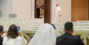 Папа Франциск во время общей аудиенции пошутил о своем самочувствии