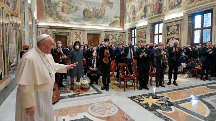 Папа Франциск строить дом братства из «отвергнутых камней»