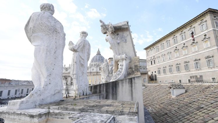 Папа издал два рескрипта, касающихся работы в учреждениях Римской Курии