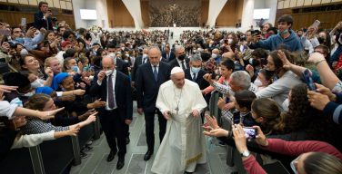Общая аудиенция Папы: Распятый – источник нашего мира (+ ФОТО)