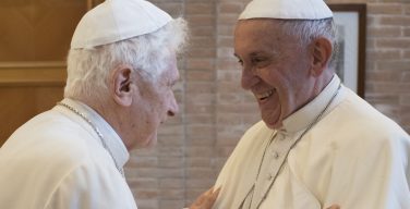 Папа Франциск поздравил Бенедикта XVI с 95-летием