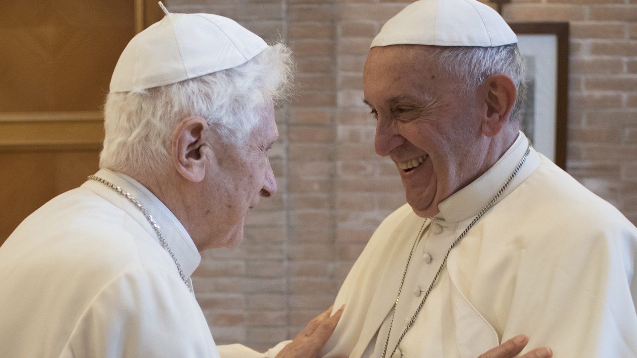 Папа Франциск поздравил Бенедикта XVI с 95-летием