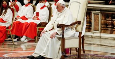 Папа Франциск прокомментировал боль в колене