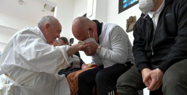 Папа совершил Мессу воспоминания Тайной вечери и омыл ноги 12 заключённым: «Бог прощает всегда»