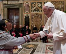Папа Римский попросил прощения у коренных народов Канады (+ ФОТО)