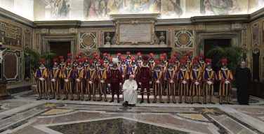 Папа напутствовал новобранцев Швейцарской гвардии (+ ФОТО)
