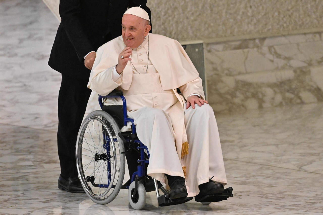 СМИ: Папа Франциск впервые появился на публике в инвалидной коляске