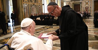 Папа призвал не превращать литургию в поле битвы