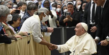 Папа на встрече с монахинями призвал их учиться признавать свою и чужую слабость