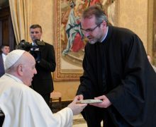 Папа призвал священников беречь корни веры