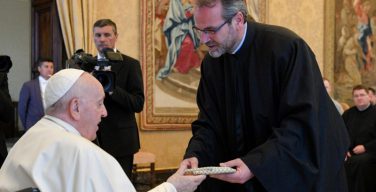 Папа призвал священников беречь корни веры