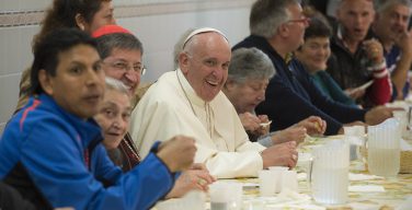 «Нищета Христа обогащает нас»: в Послании на VI Всемирный день бедных Папа Франциск призывает не терять рвения в приеме беженцев