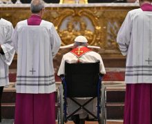 Кардинал Фаррелл: инвалидное кресло не ограничивает работу Папы Франциска