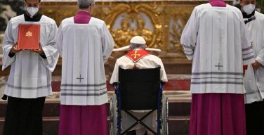 Кардинал Фаррелл: инвалидное кресло не ограничивает работу Папы Франциска