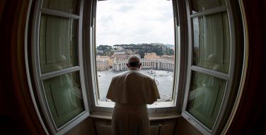 Папа в подкасте поразмышлял о «будничных темах» своей личной жизни