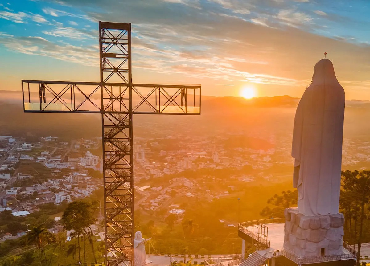 Новый храм с 40-метровой статуей Богоматери Лурдской освятили в Бразилии
