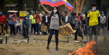 Власти Эквадора согласились возобновить переговоры с протестующими при участии Католической Церкви