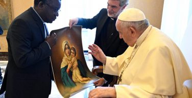 Папа призвал защитить семью от нападок идеологий