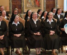 Папа призвал монахинь больше слушать, чем говорить