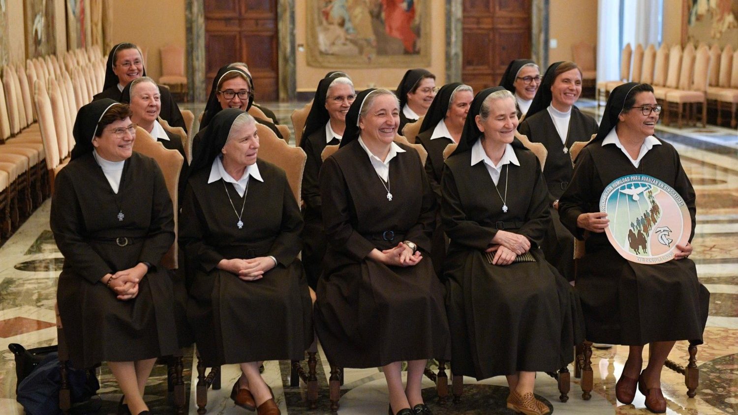 Папа призвал монахинь больше слушать, чем говорить
