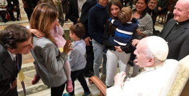 Папа: брак и семья определяют общественные отношения