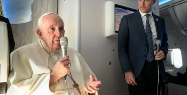 Папа Римский Франциск заявил, что высоко ценит и любит русский и украинский народы