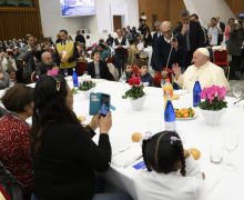 Папа Франциск пообедал с римскими бедняками (+ ФОТО)