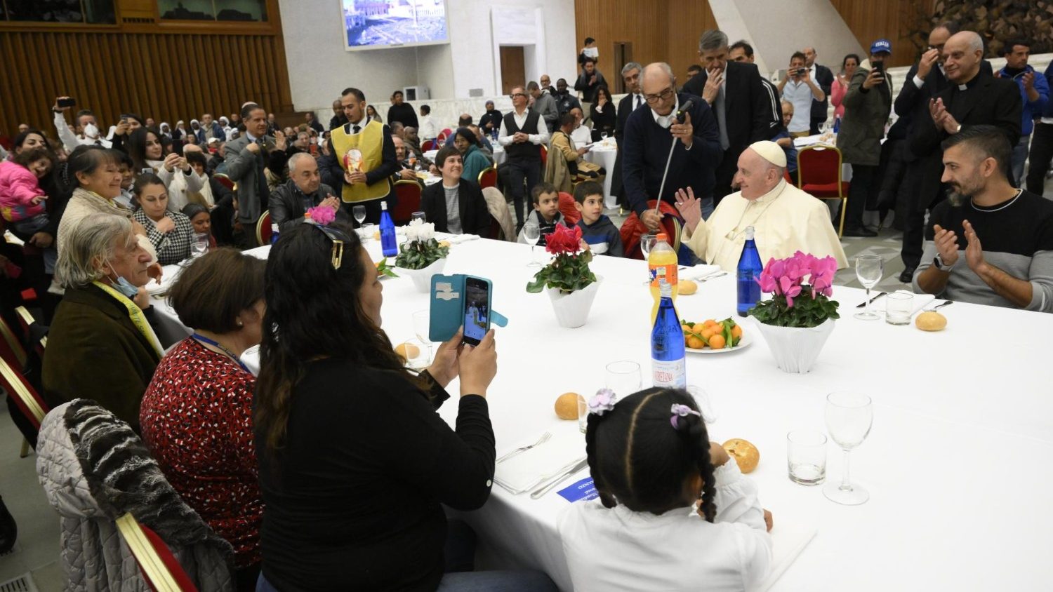 Папа Франциск пообедал с римскими бедняками (+ ФОТО)