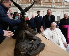 Накануне Всемирного дня бедных Папа освятил скульптуру, посвящённую бездомным (+ ФОТО)
