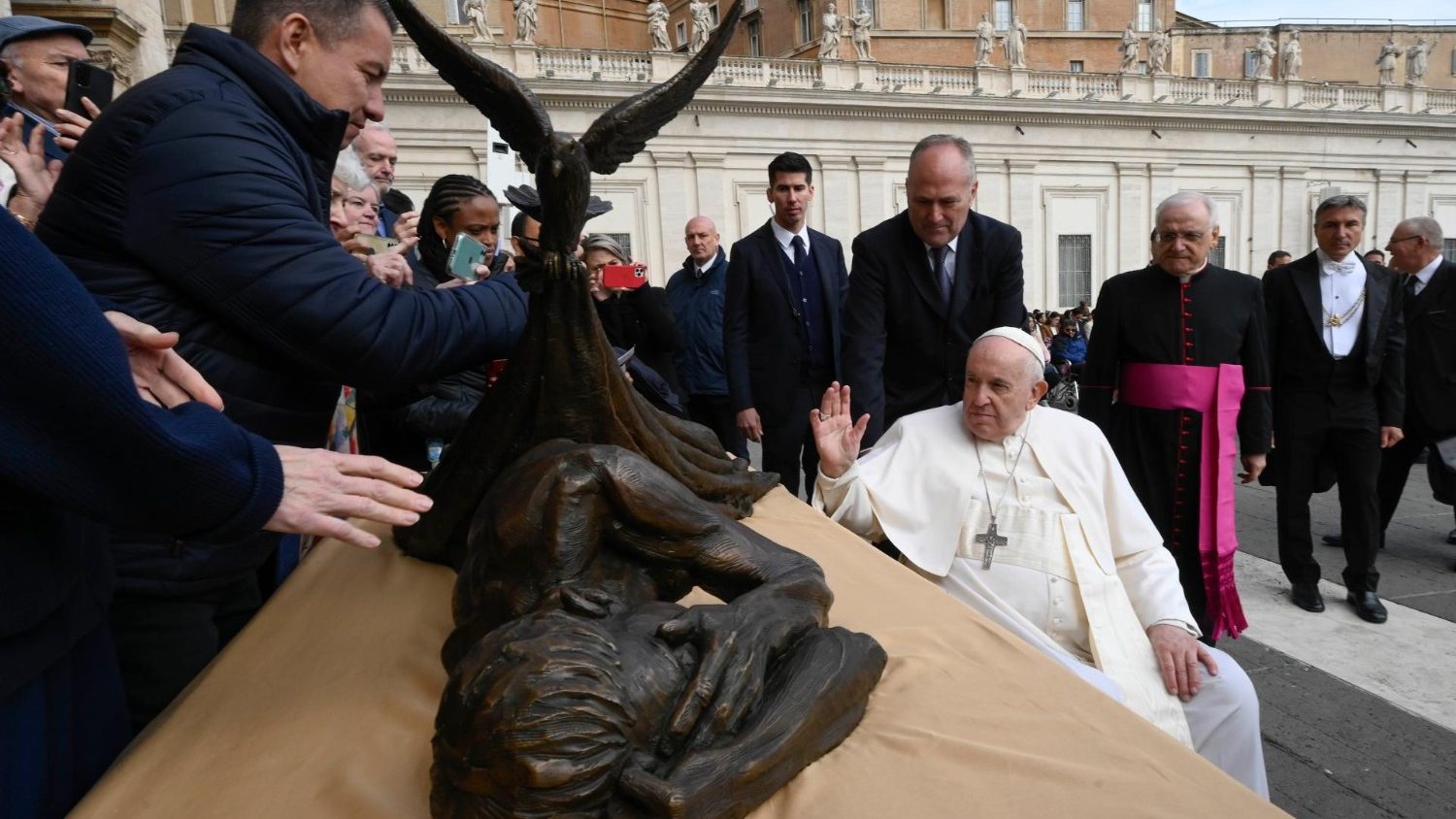 Накануне Всемирного дня бедных Папа освятил скульптуру, посвящённую бездомным (+ ФОТО)
