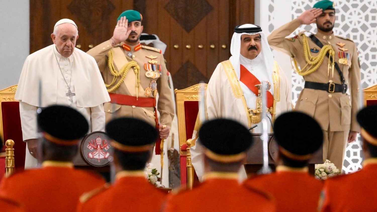 Впервые в истории Папа Римский посещает Королевство Бахрейн (+ ФОТО)