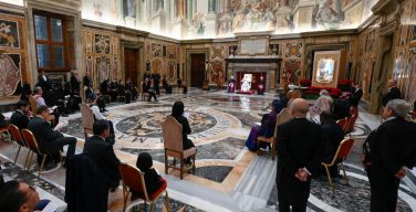 Восемь новых послов при Св. Престоле встретились с Папой Римским (+ ФОТО)