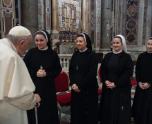 Папа Франциск тепло пообщался с сестрами-елизаветками из России (ФОТО)