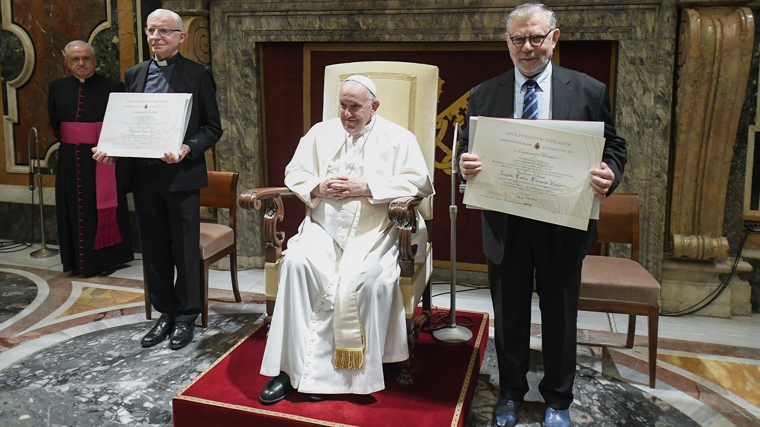 В Ватикане прошла церемония вручения ученым Премии Йозефа Ратцингера (+ ФОТО)