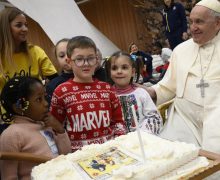 Папа Римский на встрече с детьми: не будем забывать о тех, кто страдает на Рождество (ФОТО)