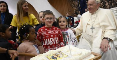 Папа Римский на встрече с детьми: не будем забывать о тех, кто страдает на Рождество (ФОТО)