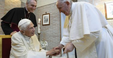 Папа Франциск посетил болеющего Бенедикта XVI
