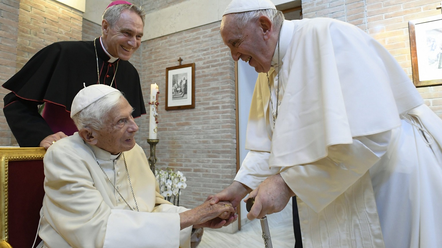 Папа Франциск посетил болеющего Бенедикта XVI