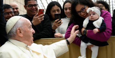 Папа Римский призвал сотрудников Ватикана сеять мир (+ ФОТО)