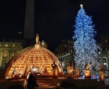 На площади Святого Петра в Ватикане зажгли огни на рождественской ели и открыли вертеп (ВИДЕО)