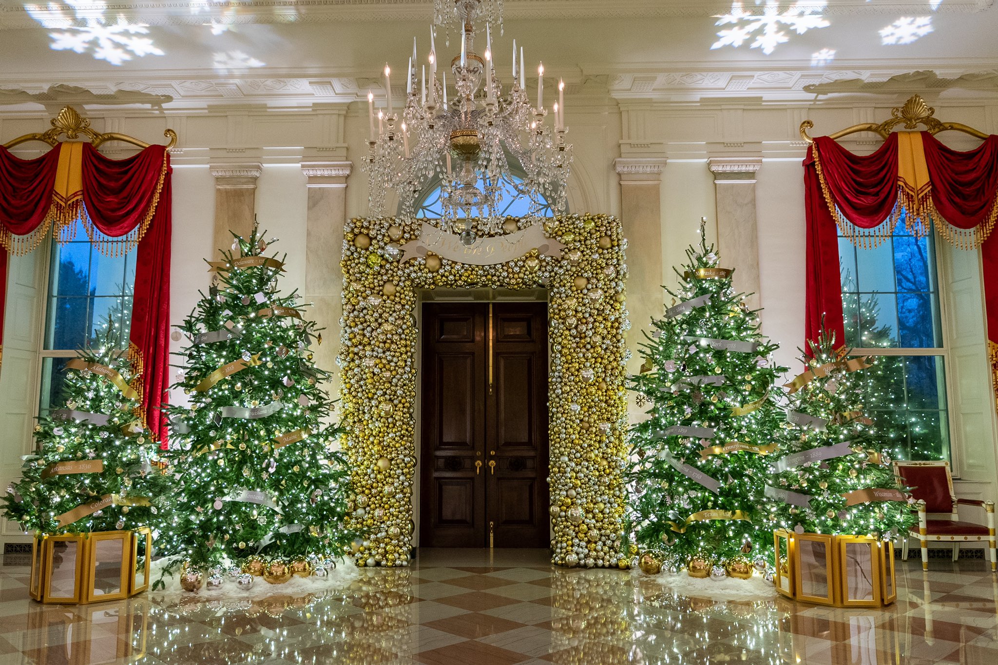 Белый дом украсили к Рождеству (ФОТО)