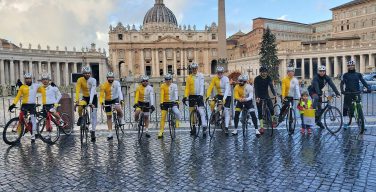 Накануне Рождества велосипедисты из команды Ватикана посетили больных детей