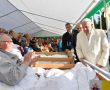 Папа: мир, отвергающий больных, циничен