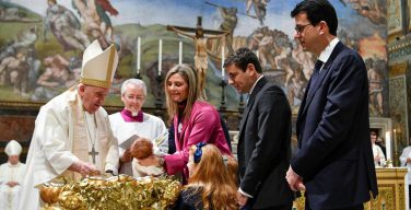 Папа Франциск преподал Таинство Крещения 13 младенцам