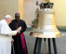 Папа освятил колокол «Голос нерождённых» (+ ФОТО)